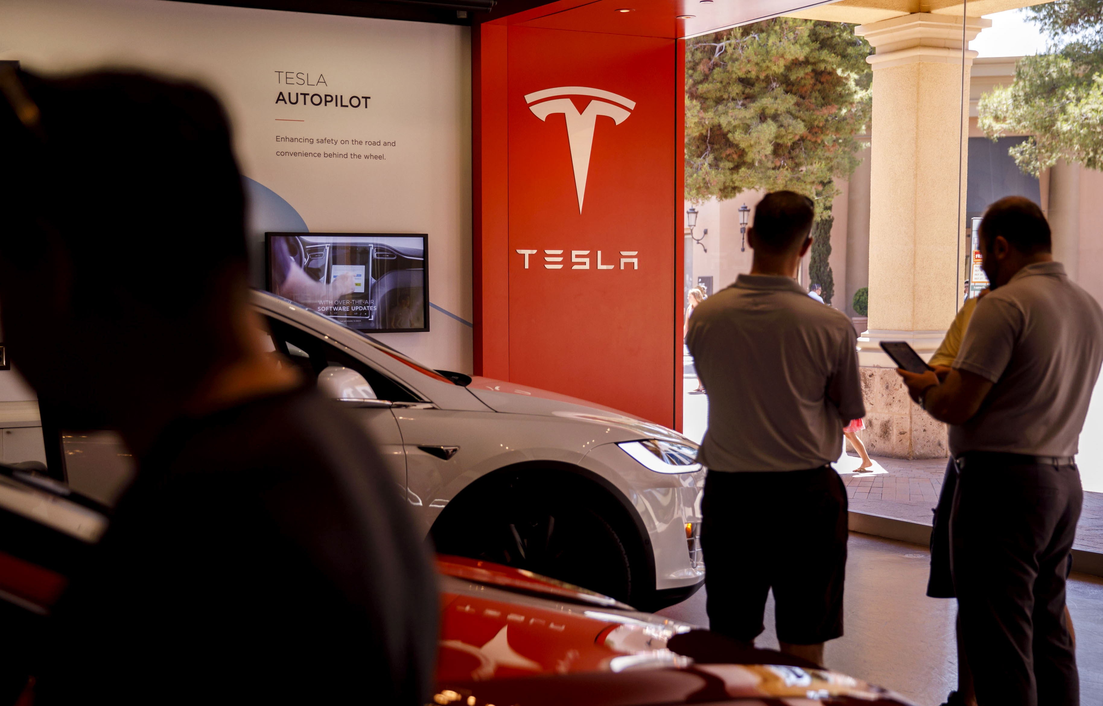 Tesla股價大跌市值蒸發500億美元_彭博商業周刊/中文版