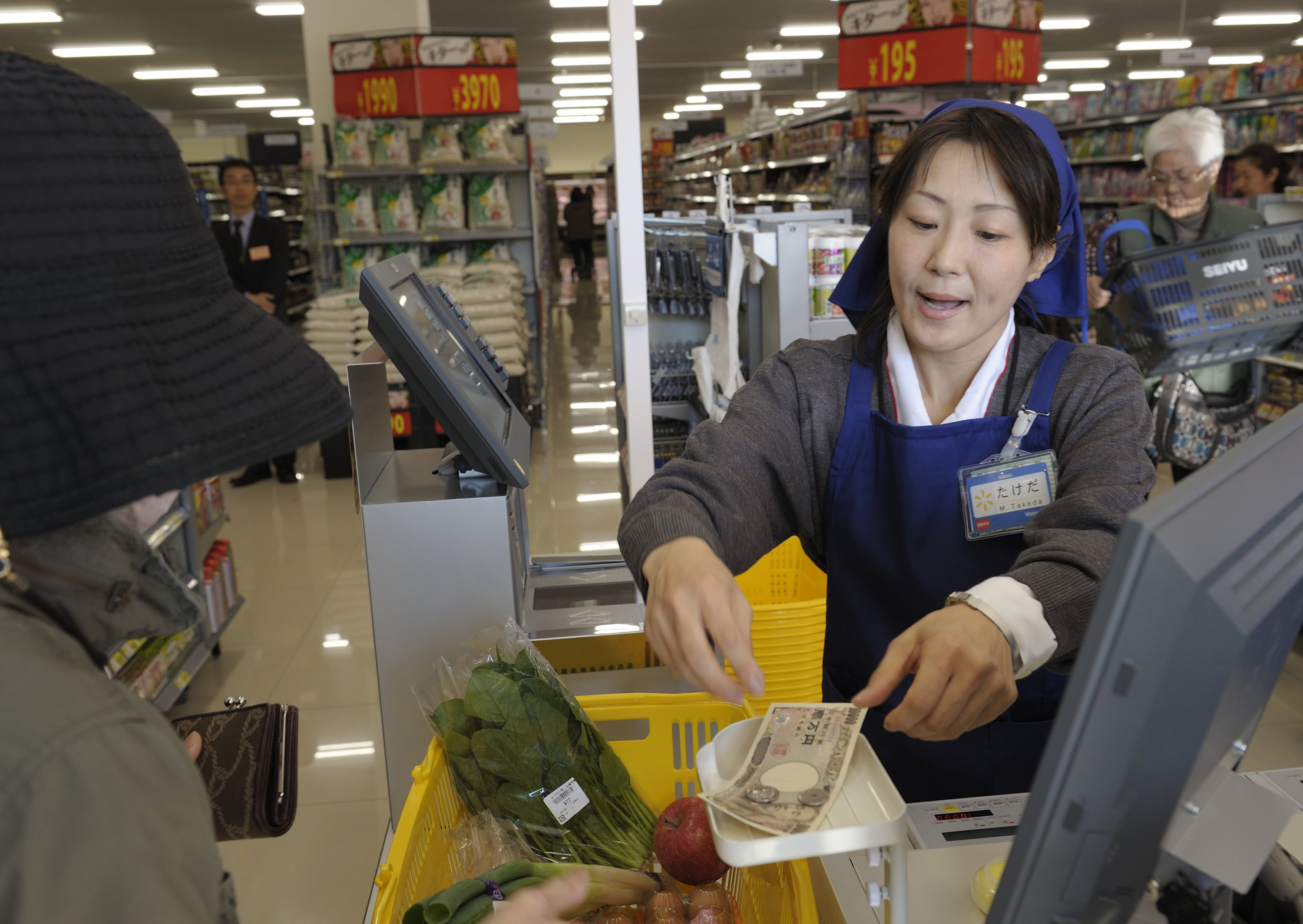 日本央行監測日圓疲軟影響之際日本通脹連續第二個月降溫_彭博商業周刊/中文版