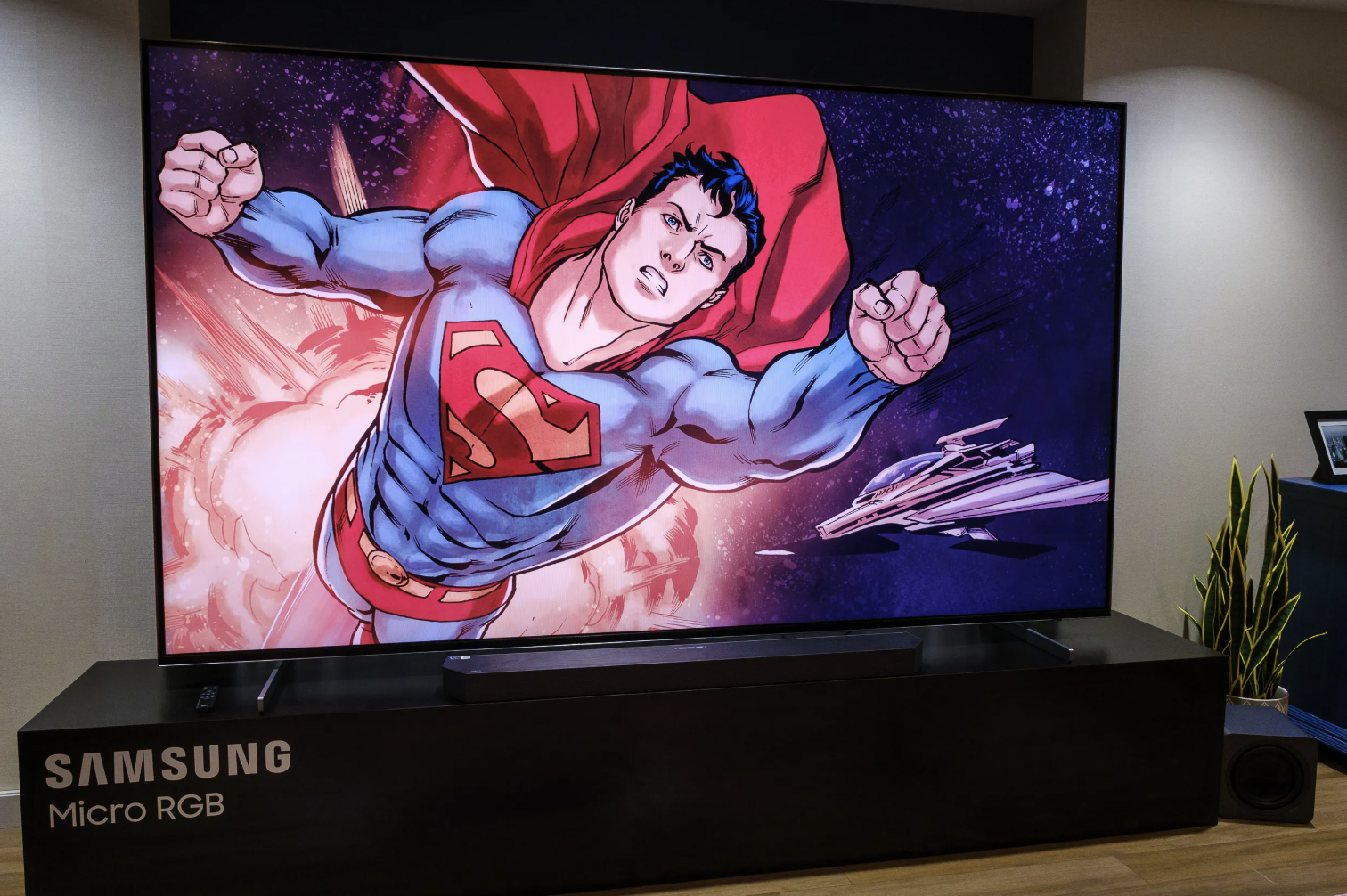 三星发布3万美元新型电视揭示未来产品线的走向_iBloomberg