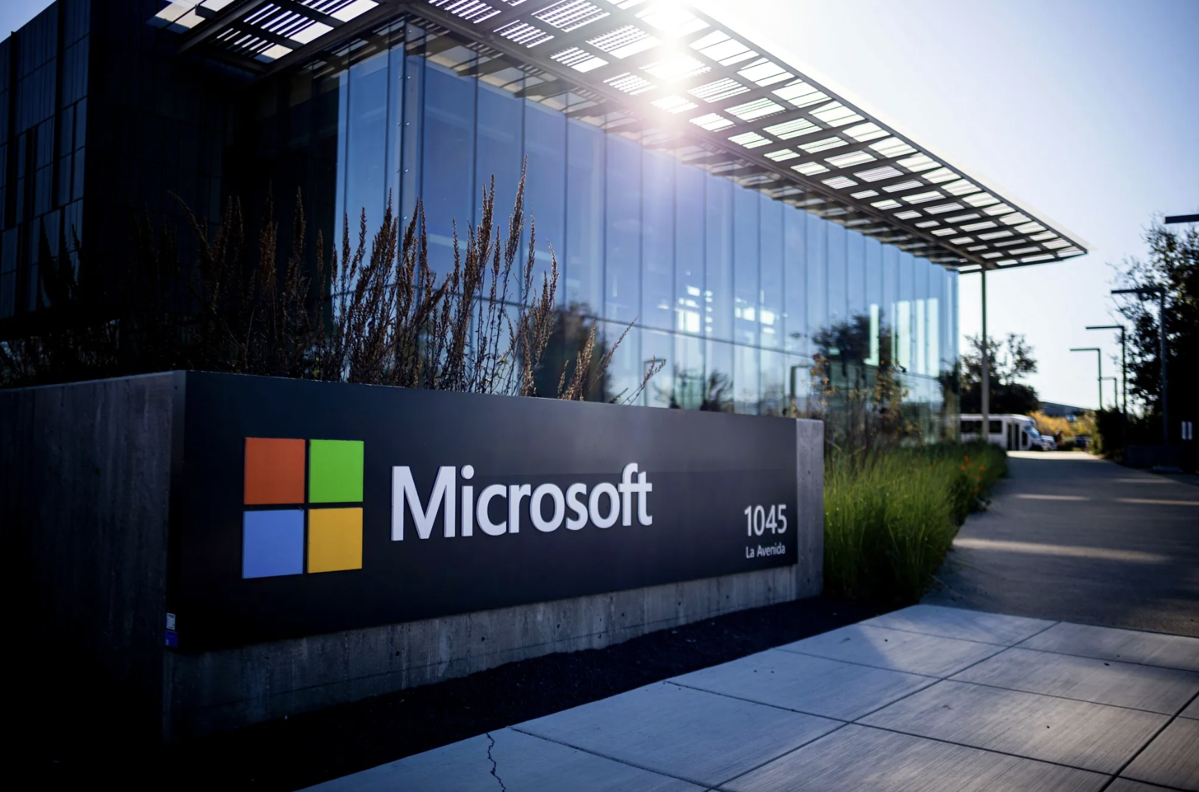 微软股价盘后下跌数据中心支出激增_iBloomberg