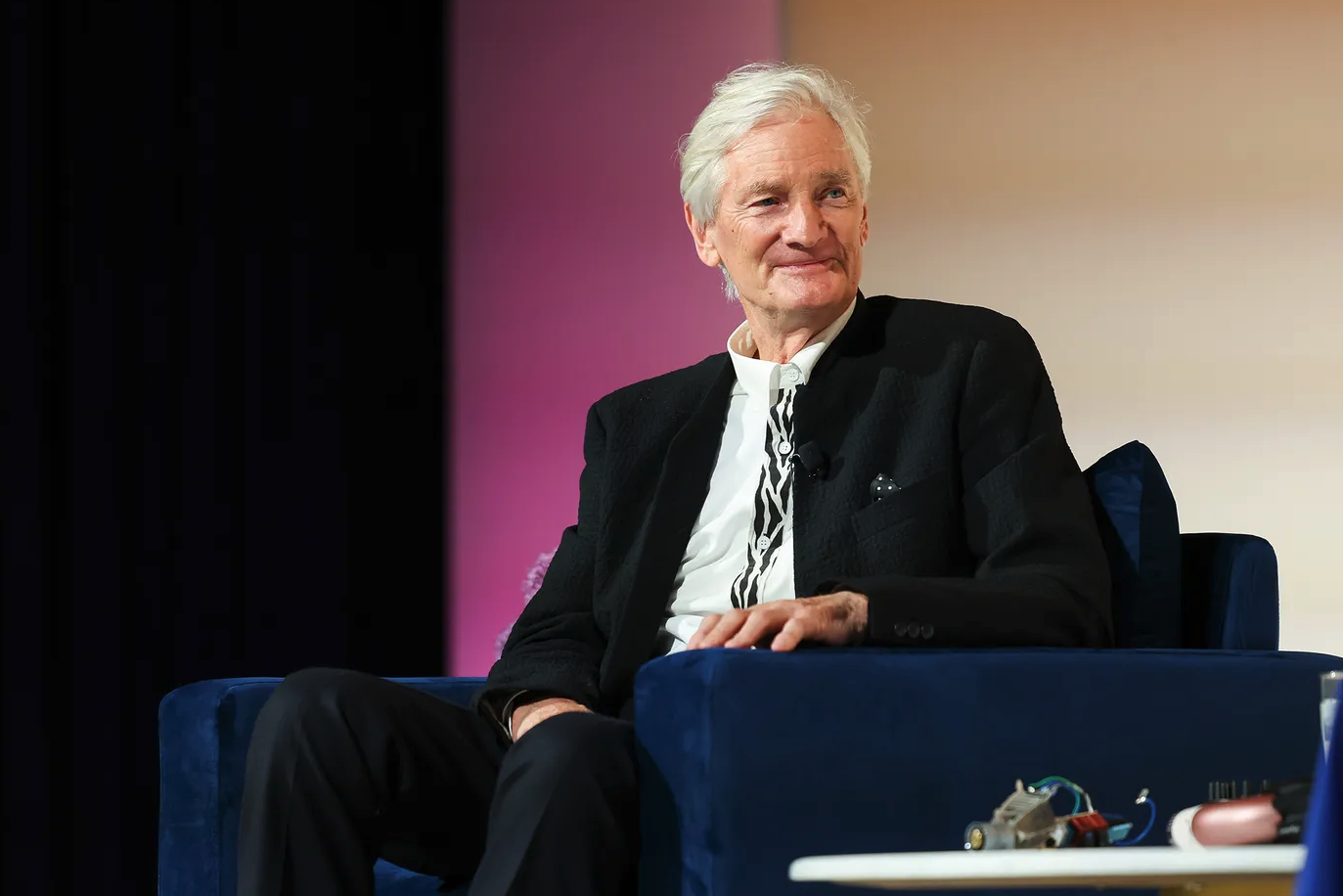 英国首富、戴森公司创始人重组家族办公室将6.24亿英镑转至新加坡_iBloomberg