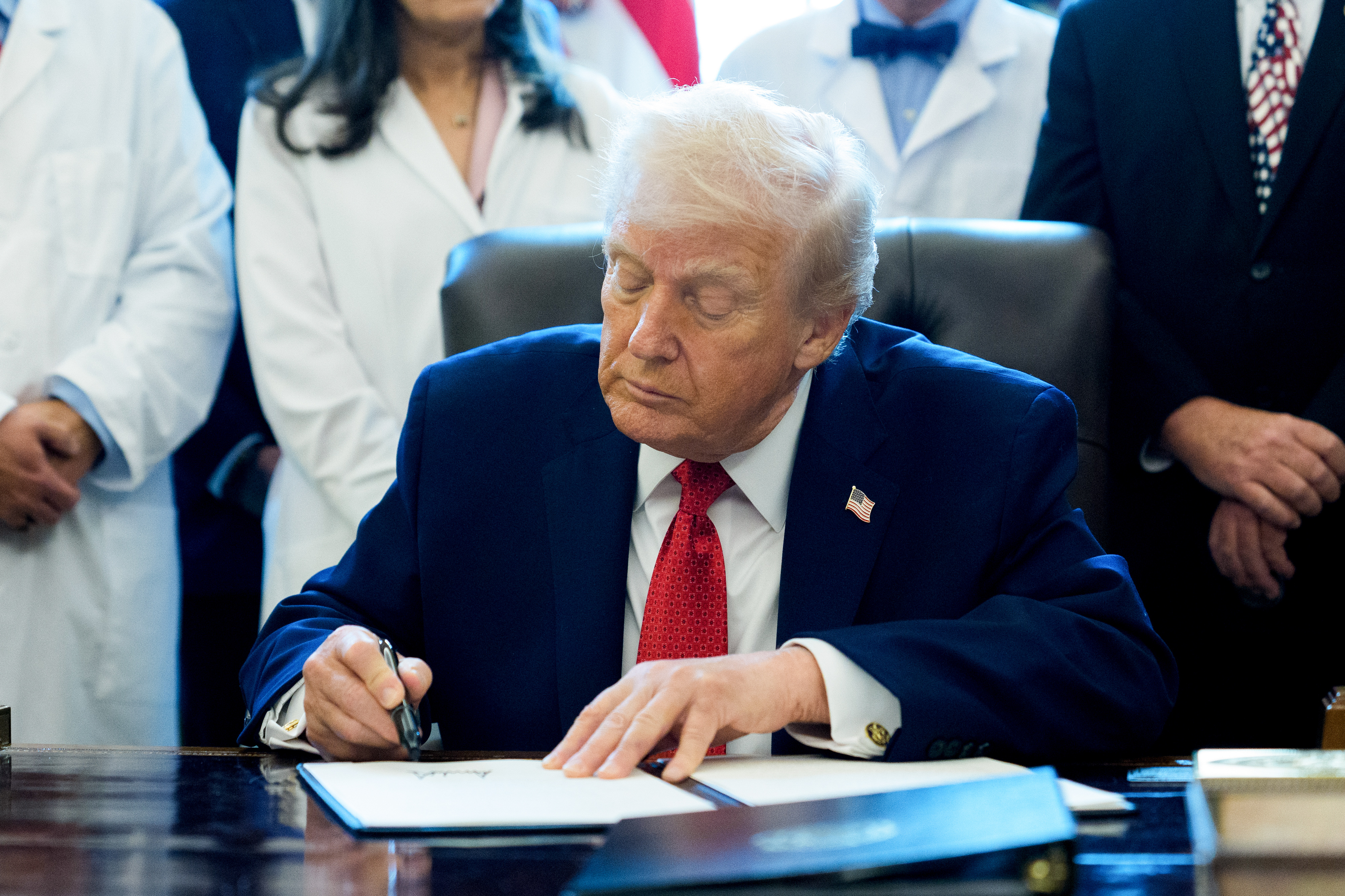 美国呼吁柬埔寨和泰国结束持续数周的致命暴力冲突_iBloomberg