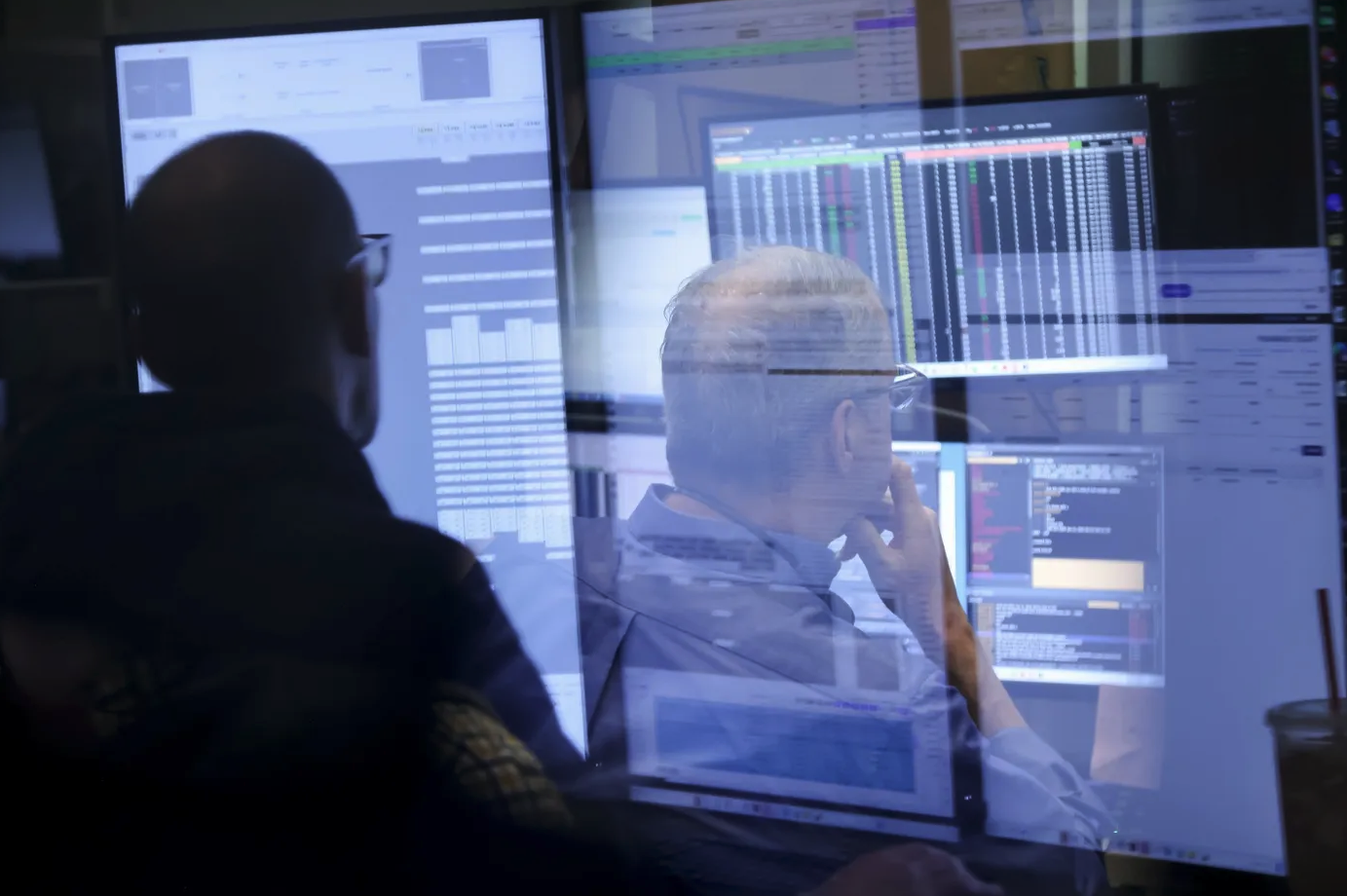 美国股市：标普500指数三连跌科技巨头走势分化_iBloomberg